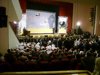 Öppningsanförande i aulan. De vitklädda är sudaneser.
